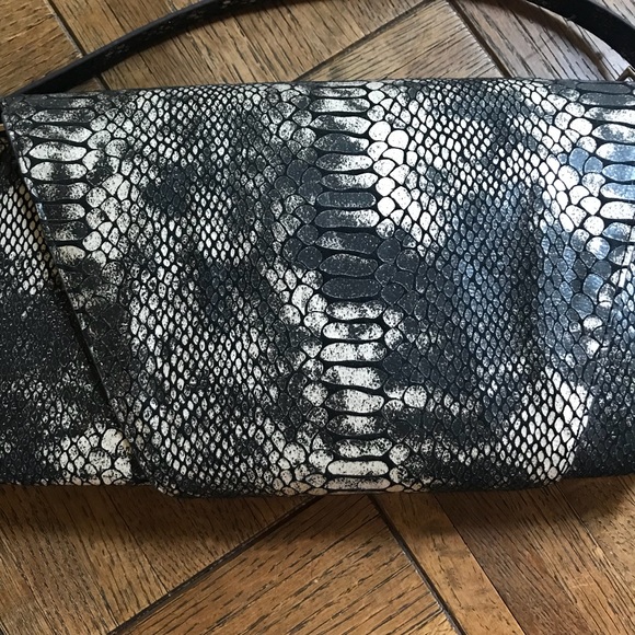 Urban Expressions python metallic shoulder bag - Picture 4 of 5